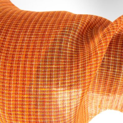 Gjennomsiktig oransje linstoff i ruter.