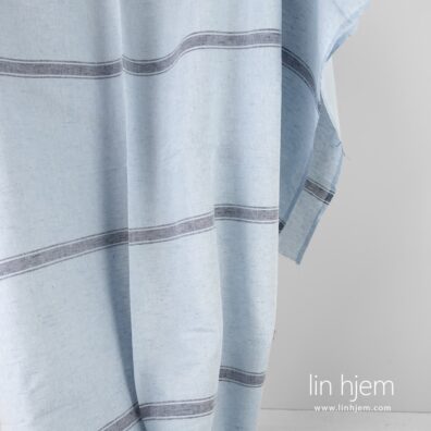 Lyseblått stripete halvlin stoff.