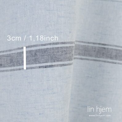 Stripete lin-bomulls stoff i lys blå farge.