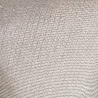 Mønstret linstoff i lys grå farge.