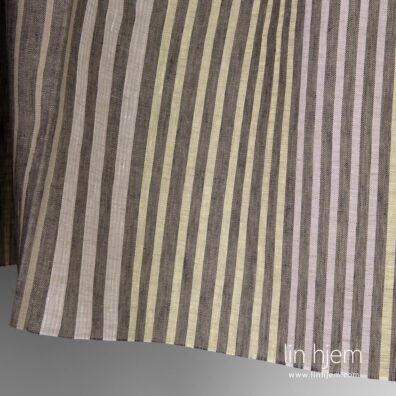 100% linstoff i gulaktige brunaktige og lilla striper.