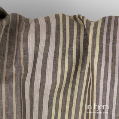 Stripete 100% linstoff i brunaktig gulaktig lilla farger.