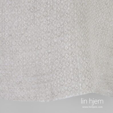 Lysegrått 100% linstoff med romber.