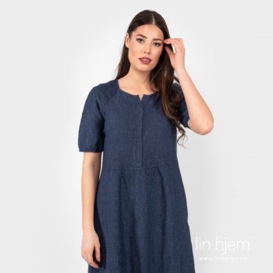 Blå kjole av ZOE kolleksjon.