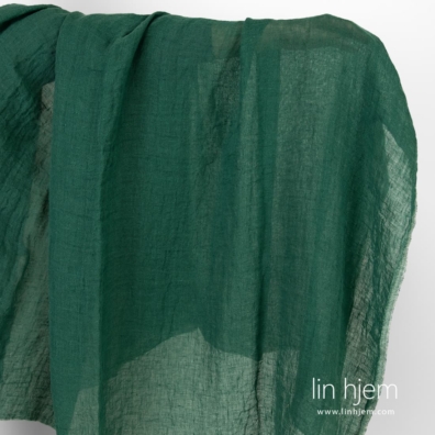 Vasket grønt gjennomsiktig linstoff.