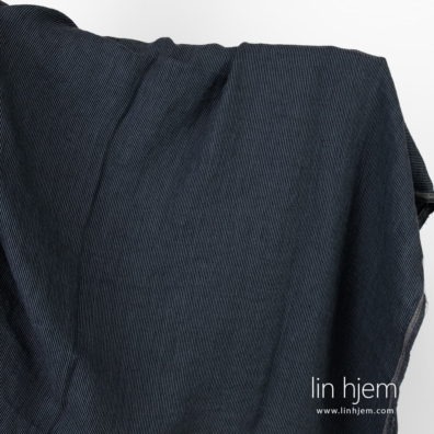 Vasket linstoff i svarte og grå striper.