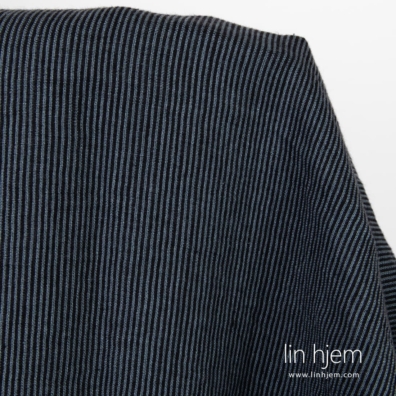 Vasket linstoff i grå og svarte striper.