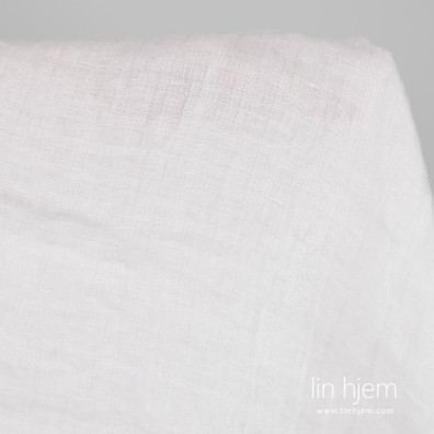 Hvitt vasket linstoff i ruter.