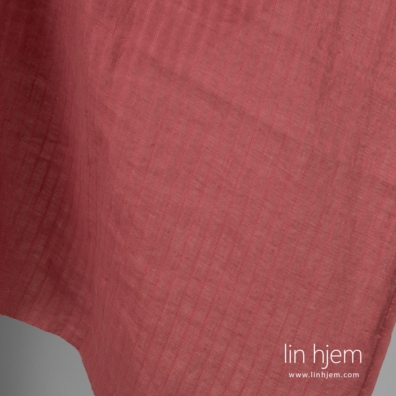 Rødaktig vasket linstoff i striper.