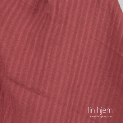 Stripete 100% linstoff i rødaktig farge.