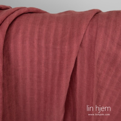 Stripete rødaktig vasket linstoff.