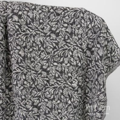 Svart vasket blomstret halvlin stoff.