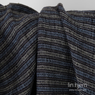 Stripete vasket svart-blått linstoff.