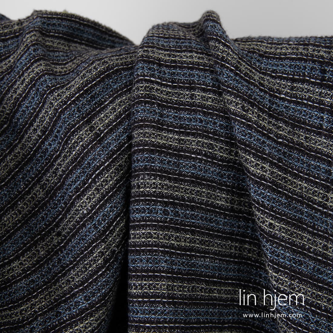 Stripete vasket svart-blått linstoff.