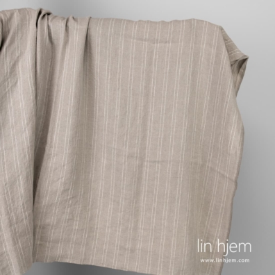 Vasket naturlig linstoff i mønstrete striper.