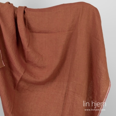 Vasket melange rødt-brunt linstoff.