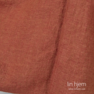 Rødt-brunt vasket linstoff.