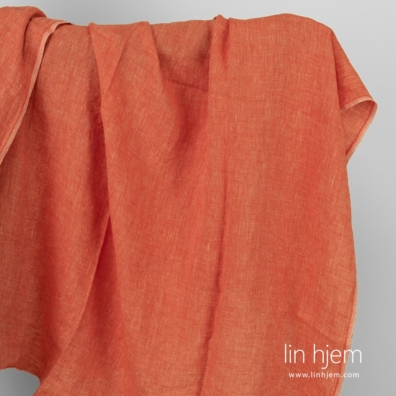 Gulaktig rødt melange linstoff.