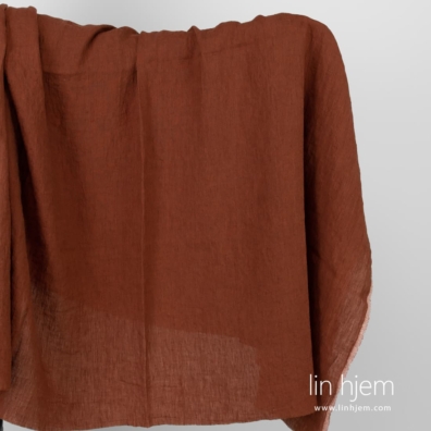 Vasket rødt-brunt linstoff.