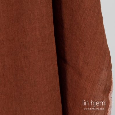 Linstoff i rød-brun farge, vasket.