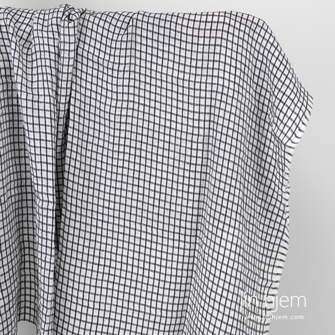 Rutete hvitt-svart vasket linstoff.