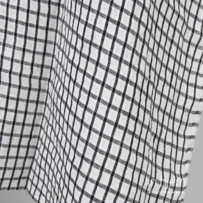 Hvitt-svart vasket linstoff, rutete.