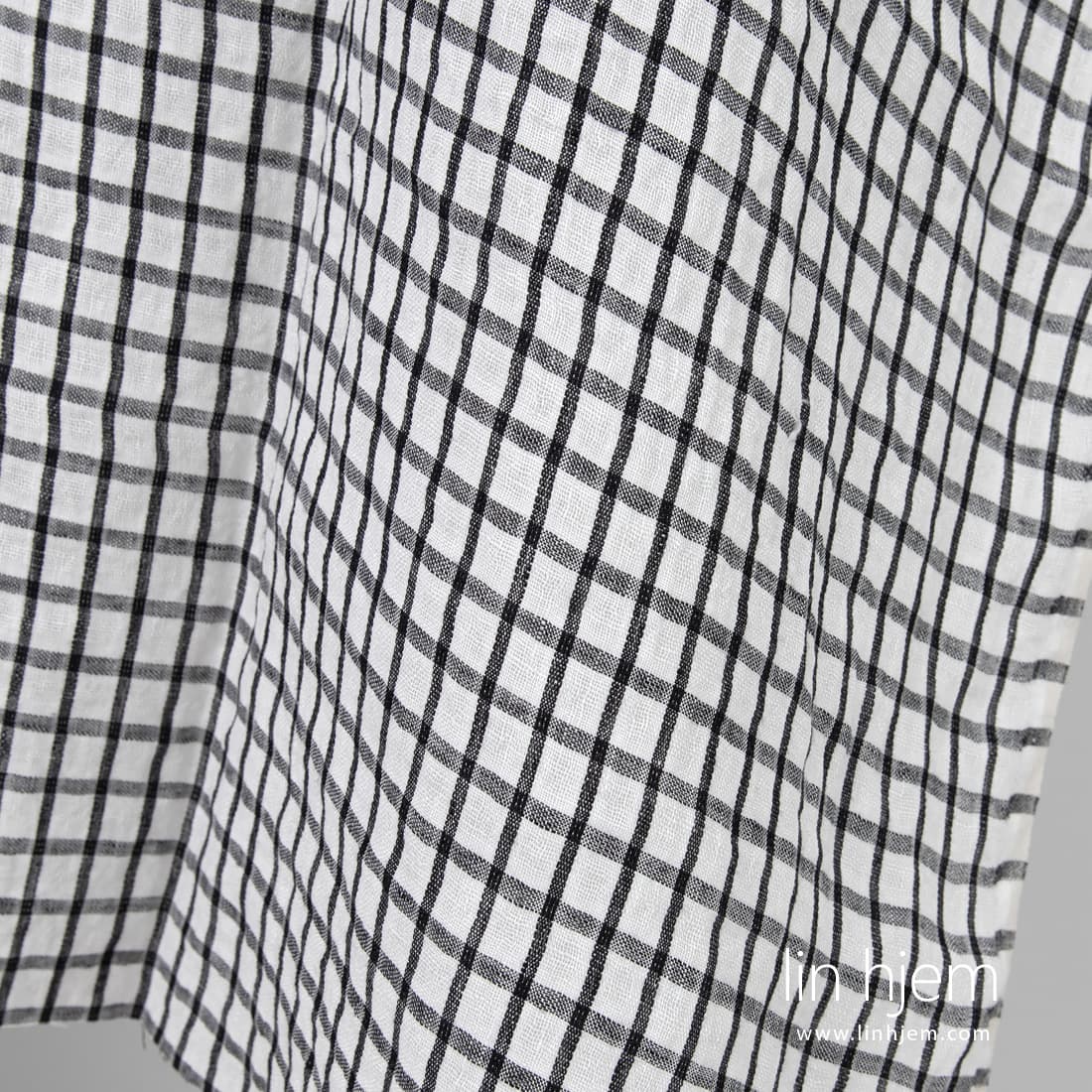 Hvitt-svart vasket linstoff, rutete.