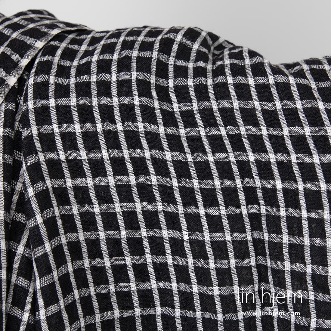 Svart-hvitt rutete linstoff.