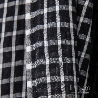 Rutete vasket linstoff i svart-hvit.