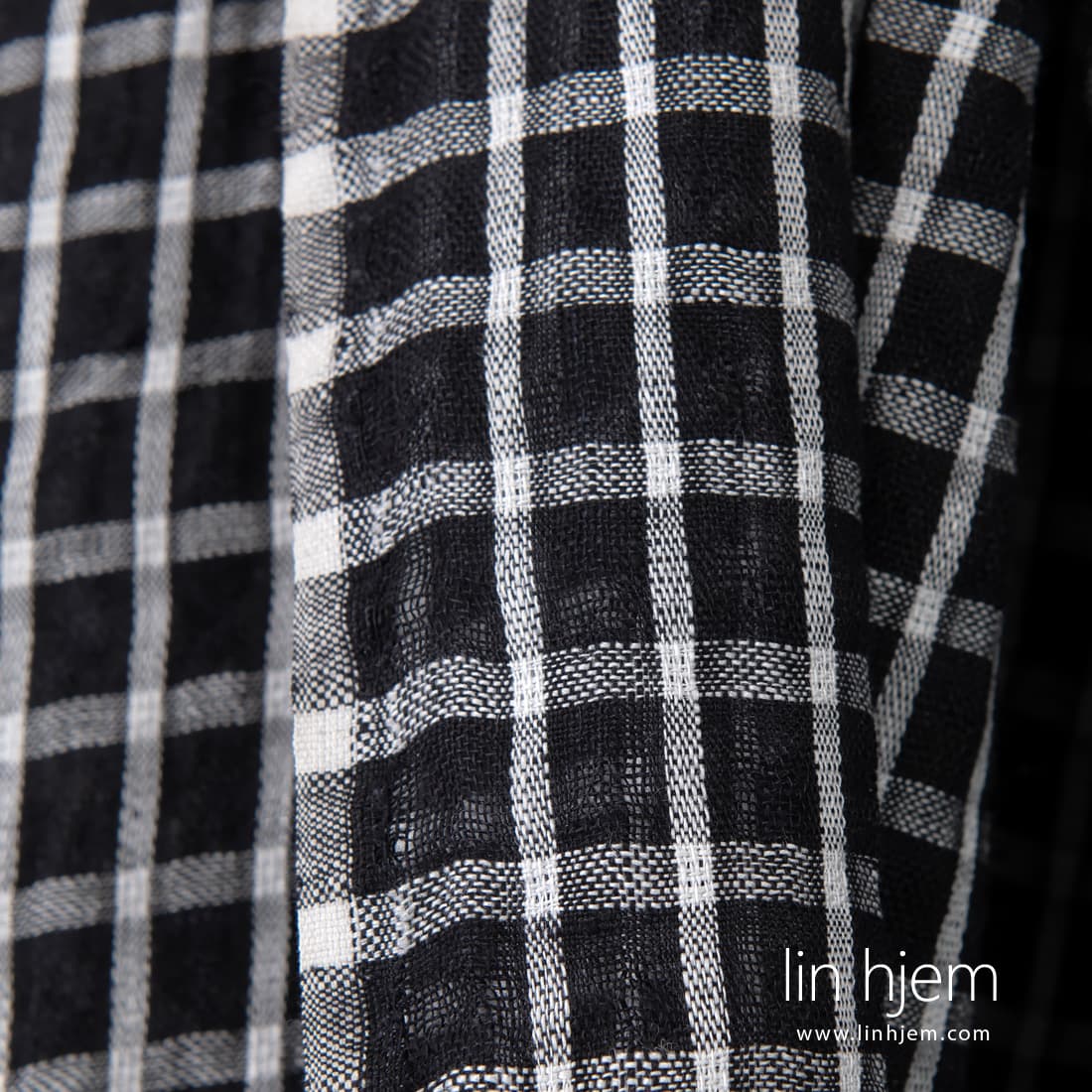 Rutete vasket linstoff i svart-hvit.