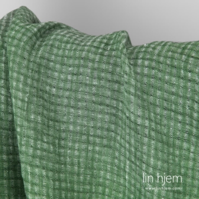 Grønn farget linstoff i gjennomsiktige ruter.