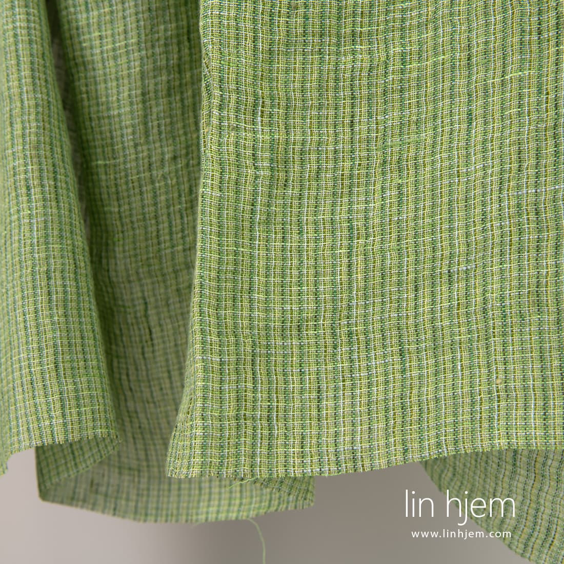 100% linstoff i grønn farge, gjennomsiktig, vasket.