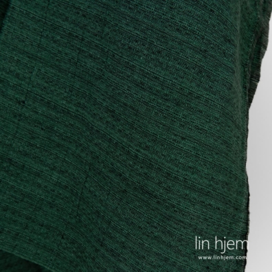 Vasket 100% linstoff i grønn-svart farge.