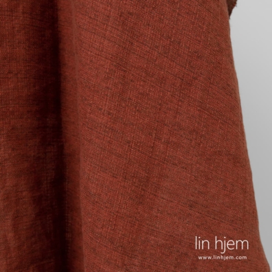 100% linstoff i brun-rød farge.