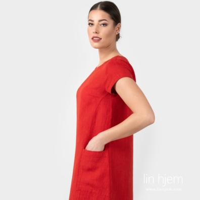 Rød kjole av 100% linstoff.