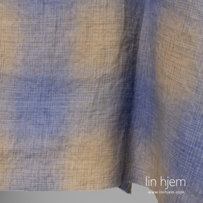 Rutete lyseblå, brunaktig vasket 100% linstoff.