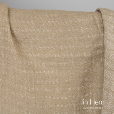 100% linstoff i romber, brunaktig.