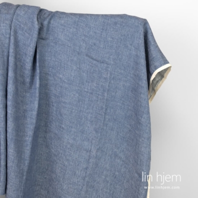 Vasket tosidig blått-hvitt halvlin stoff.