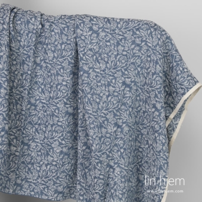 Vasket blått blomstret halvlin stoff.