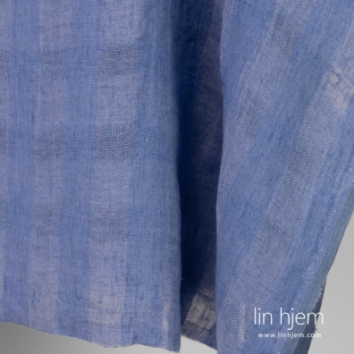 Gjennomsiktig blått linstoff i ruter.