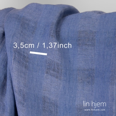 Blått vasket rutete linstoff.