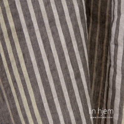 Gulaktig, brunaktig, lilla stripete vasket linstoff.