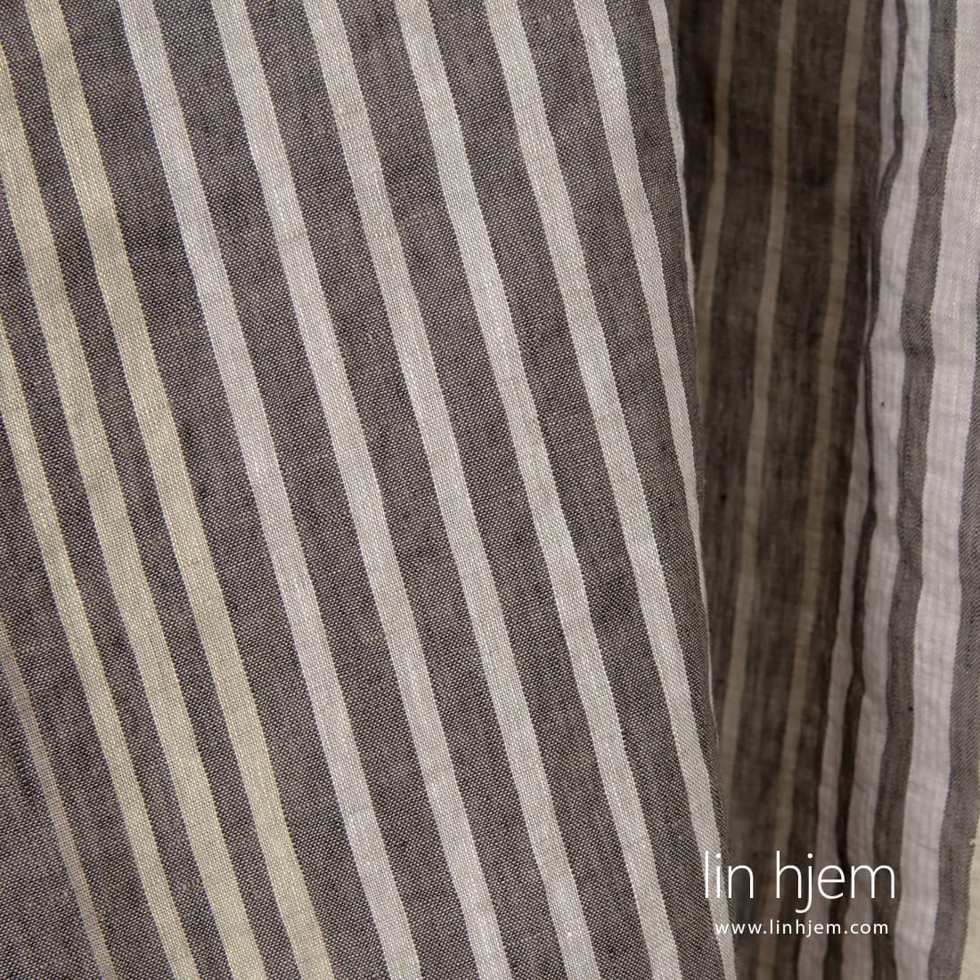 Gulaktig, brunaktig, lilla stripete vasket linstoff.