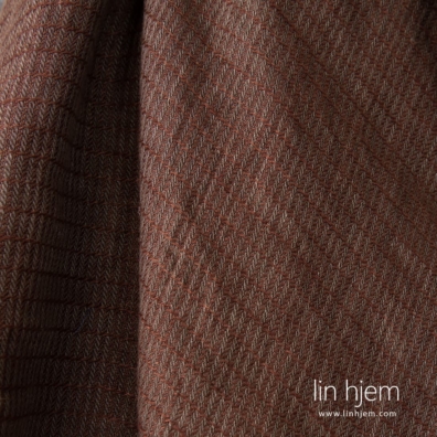 Brunt linstoff i mønstrete striper.