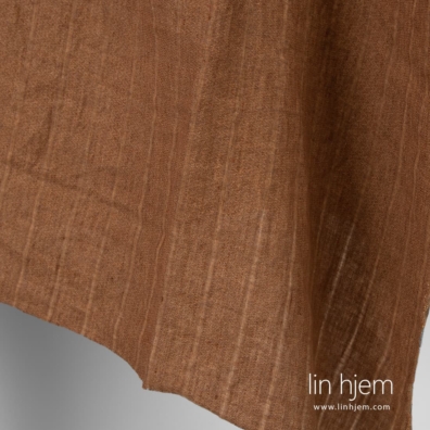 Brunt vasket 100% linstoff i striper.