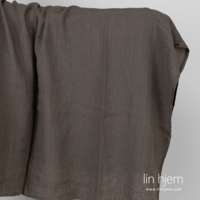 Vasket stripete grått-brunt linstoff.