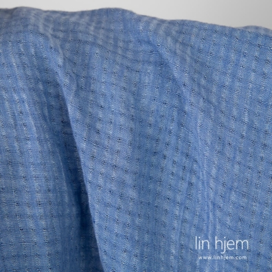 Rutete 100% linstoff i blåaktig farge.