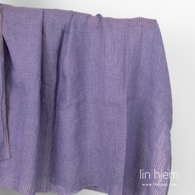 Vasket lilla linstoff i gjennomsiktige ruter.