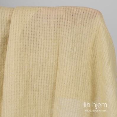 Gulaktig linstoff i ruter, vasket.