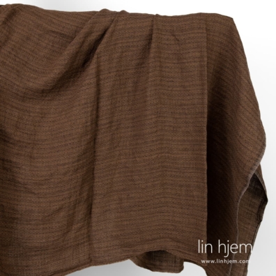 Brunt vasket mønstret linstoff.